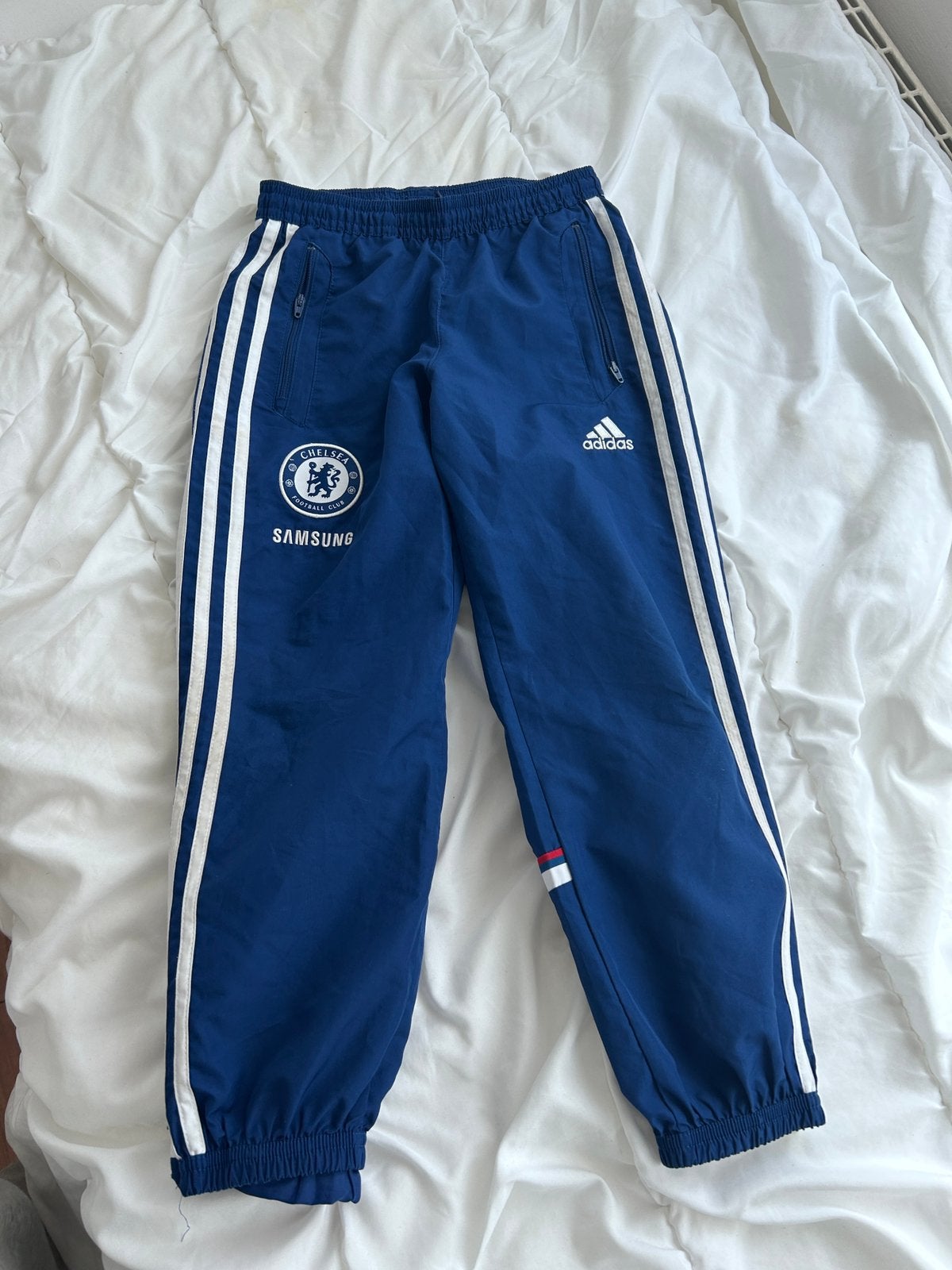 Voetbal trainingsbroek broek maat 128 adidas samsung chelsea, Ophalen of Verzenden, Zo goed als nieuw