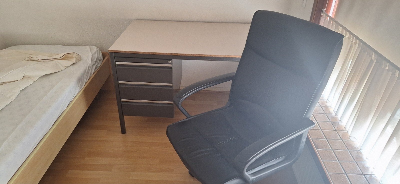 bureau met stoel, Ophalen