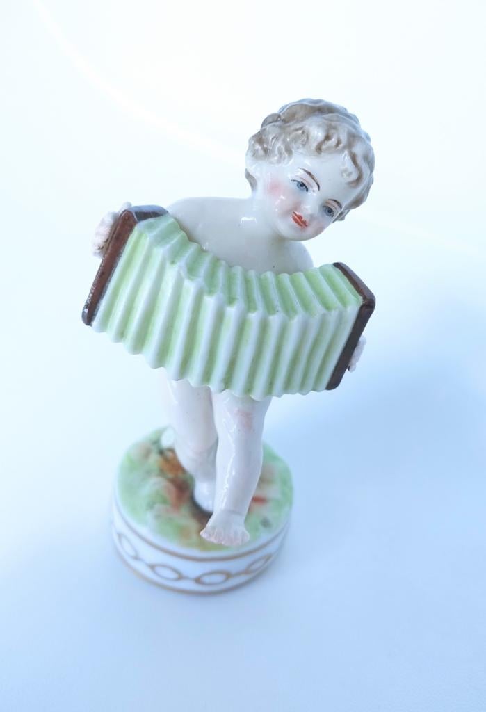 Antiek porseleinen beeldje Putto met accordeon Royal Vienna, Antiek en Kunst, Antiek | Porselein, Ophalen of Verzenden