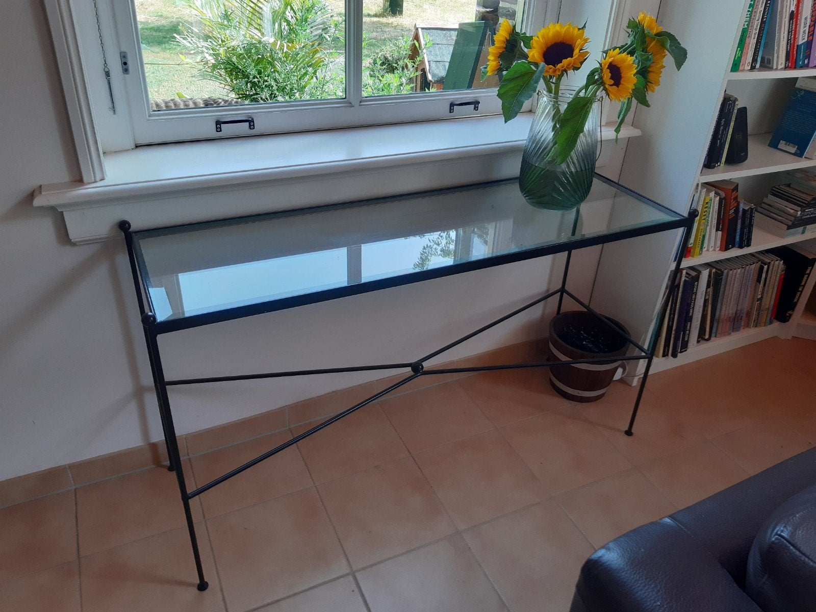 Glazen sidetable met metalen frame, Ophalen, Minder dan 50 cm, Gebruikt, 100 tot 150 cm