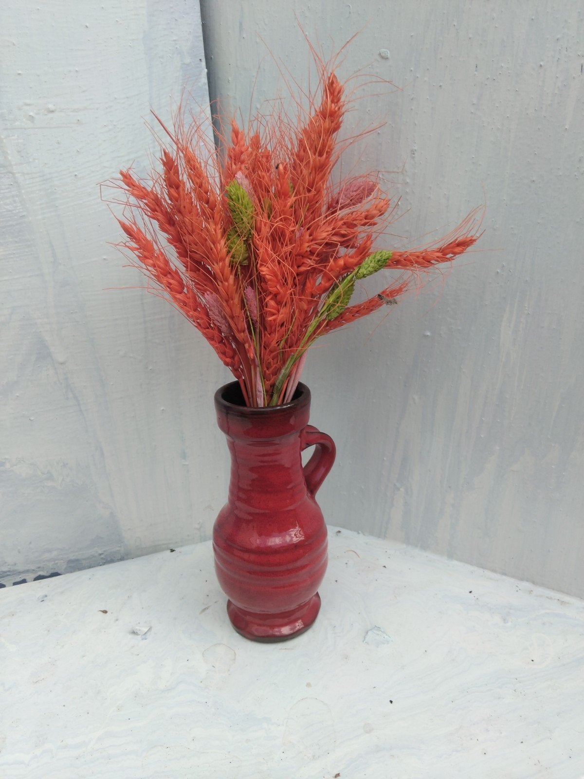 Rode vaas met handvat en gedroogde bloemen, Huis en Inrichting, Woonaccessoires | Vazen, Gebruikt, Inclusief droogbloemen, Ophalen of Verzenden