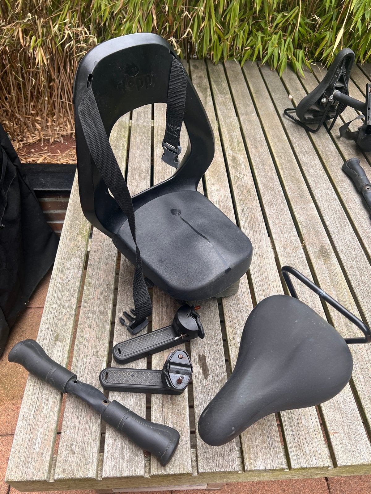 Kinderzitjes (voor en achter - o. a. voor Azor fiets), Ophalen, Gebruikt, Achterzitje, Voetsteuntjes