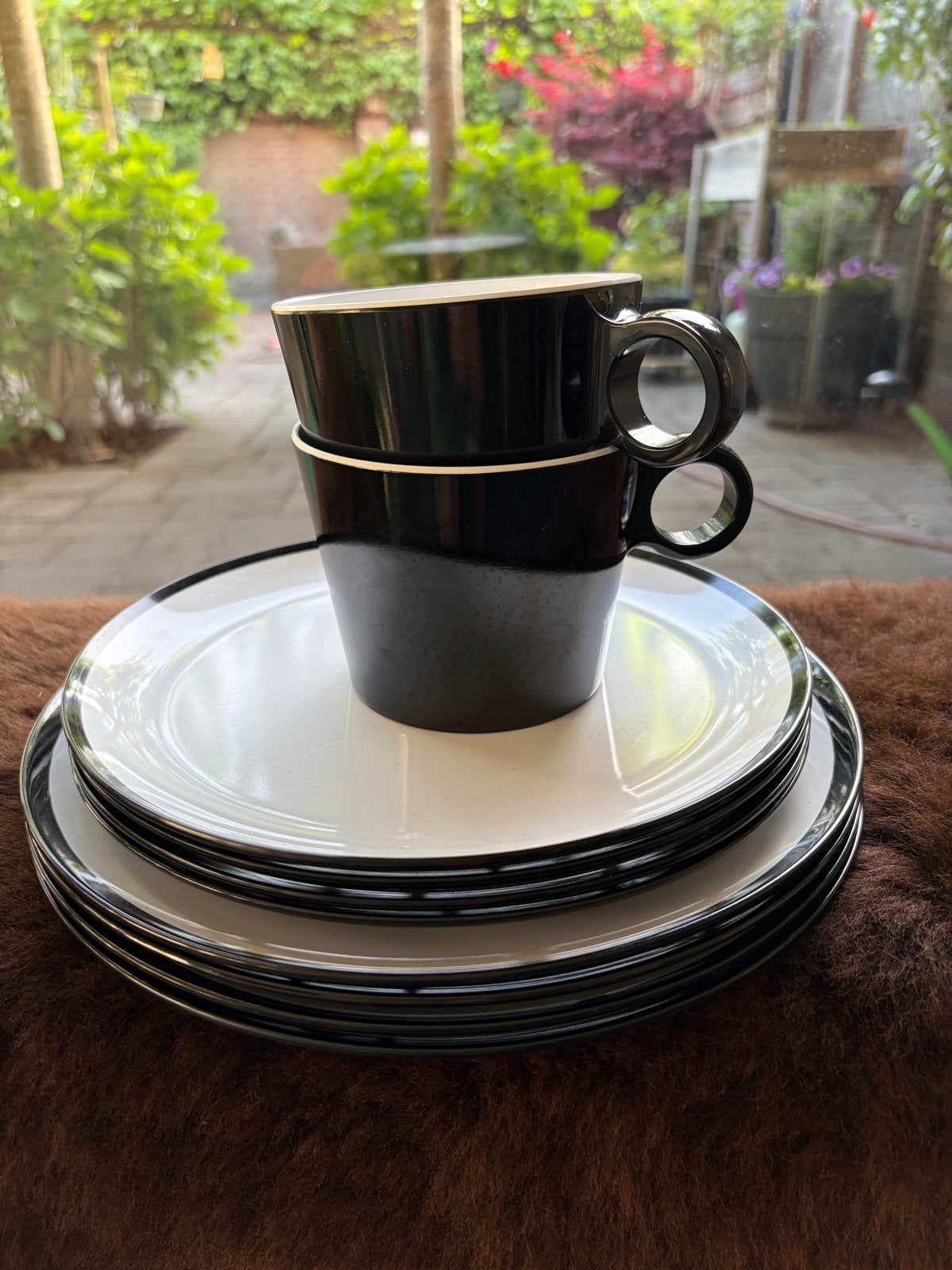 Rosti Mepal servies: 2 bekers en 4 borden, zwart/wit, Overige materialen, Ophalen of Verzenden, Zo goed als nieuw, Effen