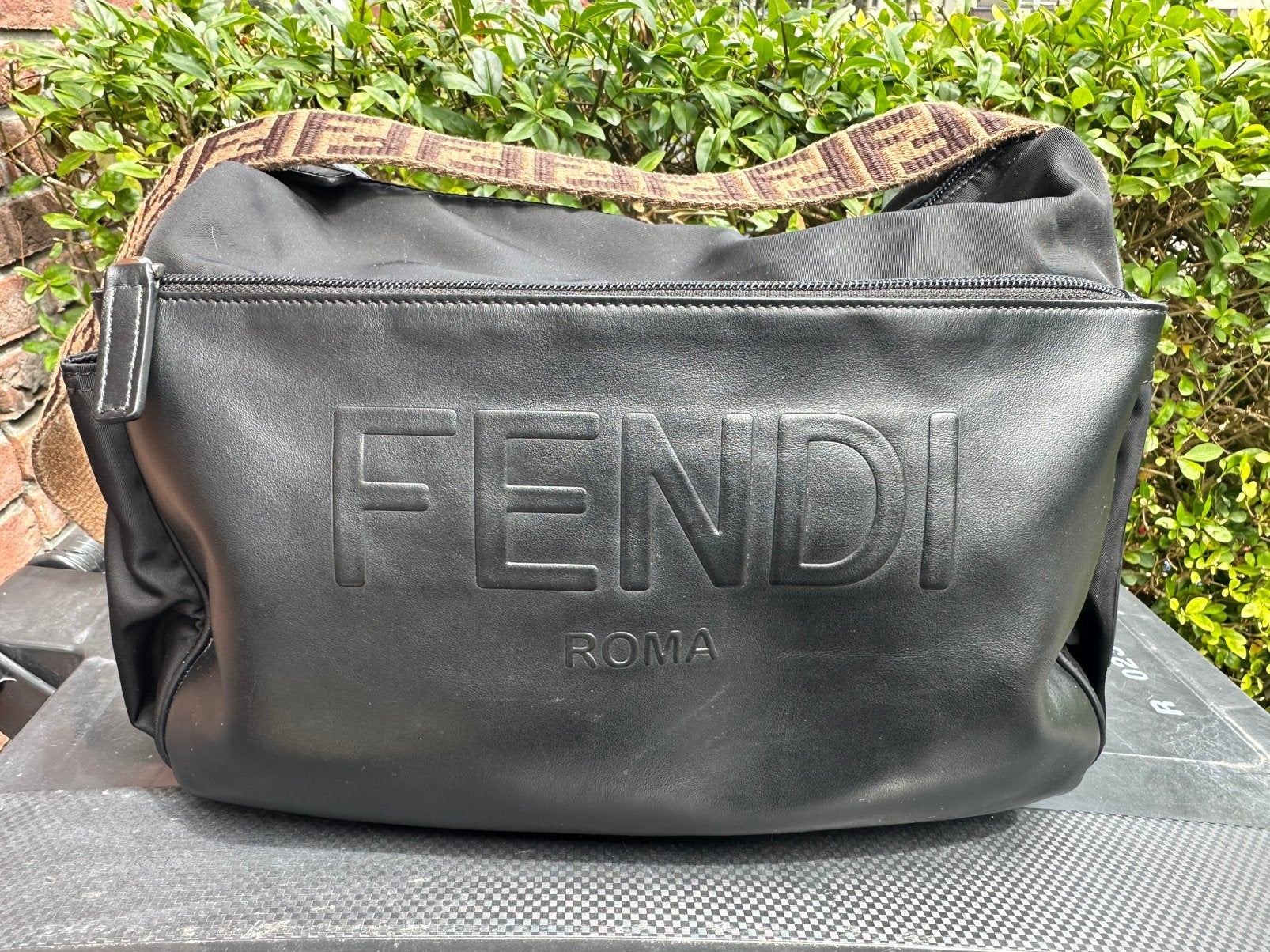Fendi Roma Schoudertas - Zwart met Sudocreme vlekken, Ophalen of Verzenden, Gebruikt, Zwart, Schoudertasje