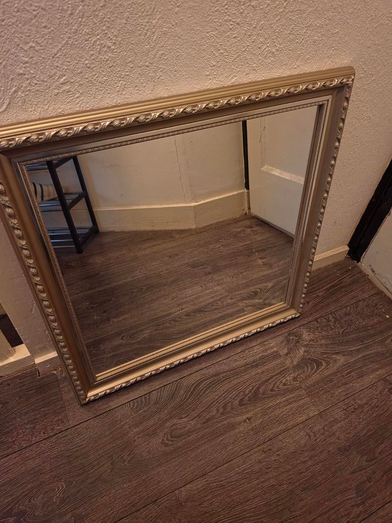 Gouden spiegel met sierlijke lijst, Huis en Inrichting, Woonaccessoires | Spiegels, Ophalen, Zo goed als nieuw, Minder dan 50 cm