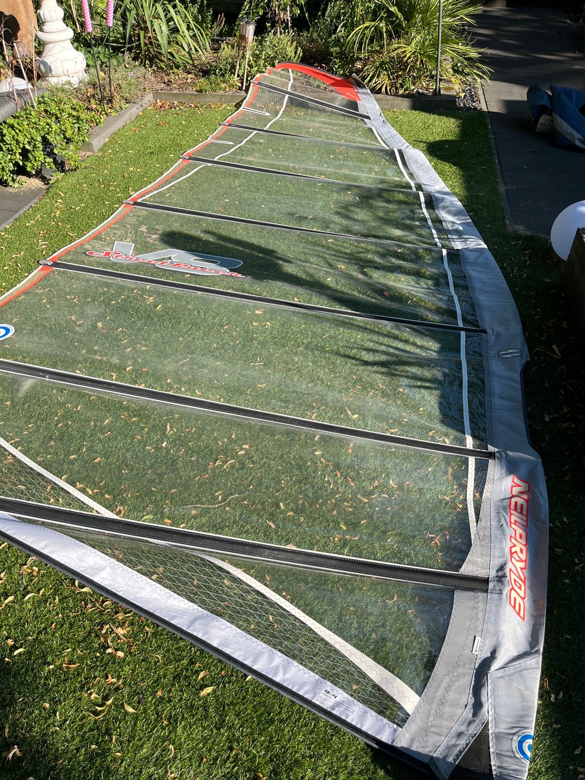 Neilpryde V8 Streetracer 9.4m² windsurfzeil, Watersport en Boten, Windsurfen, Ophalen, 8 m² of meer, Neilpryde, Zeil