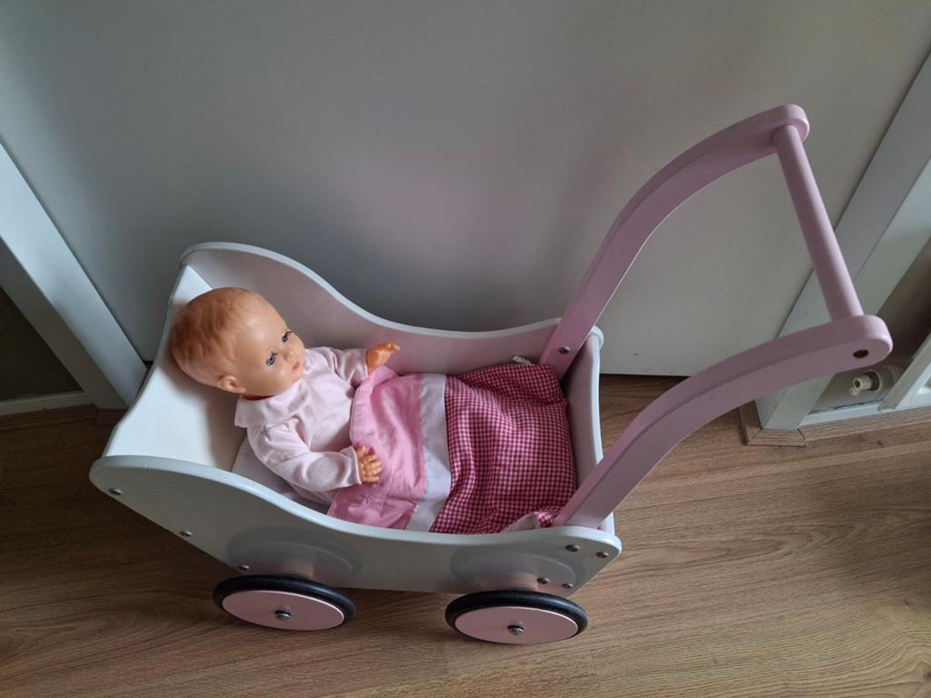 Houten poppenwagen met babypop, Kinderen en Baby's, Speelgoed | Poppen, Ophalen, Gebruikt, Babypop