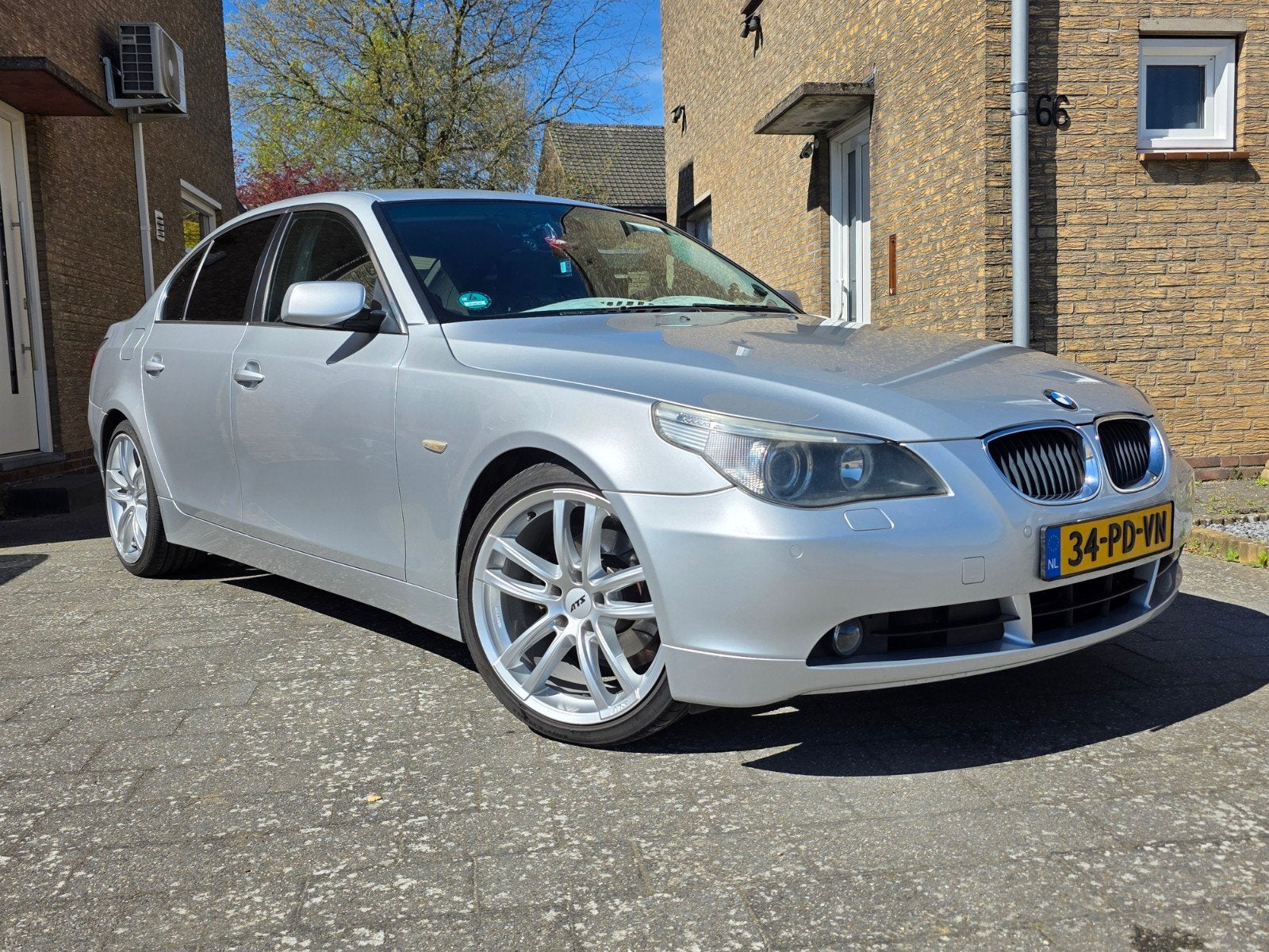 BMW 5-Serie 2.5 I 525 AUT 2004 Grijs/Zilver, Auto's, BMW, Automaat, 2000 kg, Navigatiesysteem, Grijs