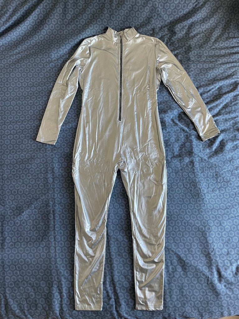 Strak glanzend zilverkleurig catsuit mt L42, Onbekend, Ophalen of Verzenden, Nieuw