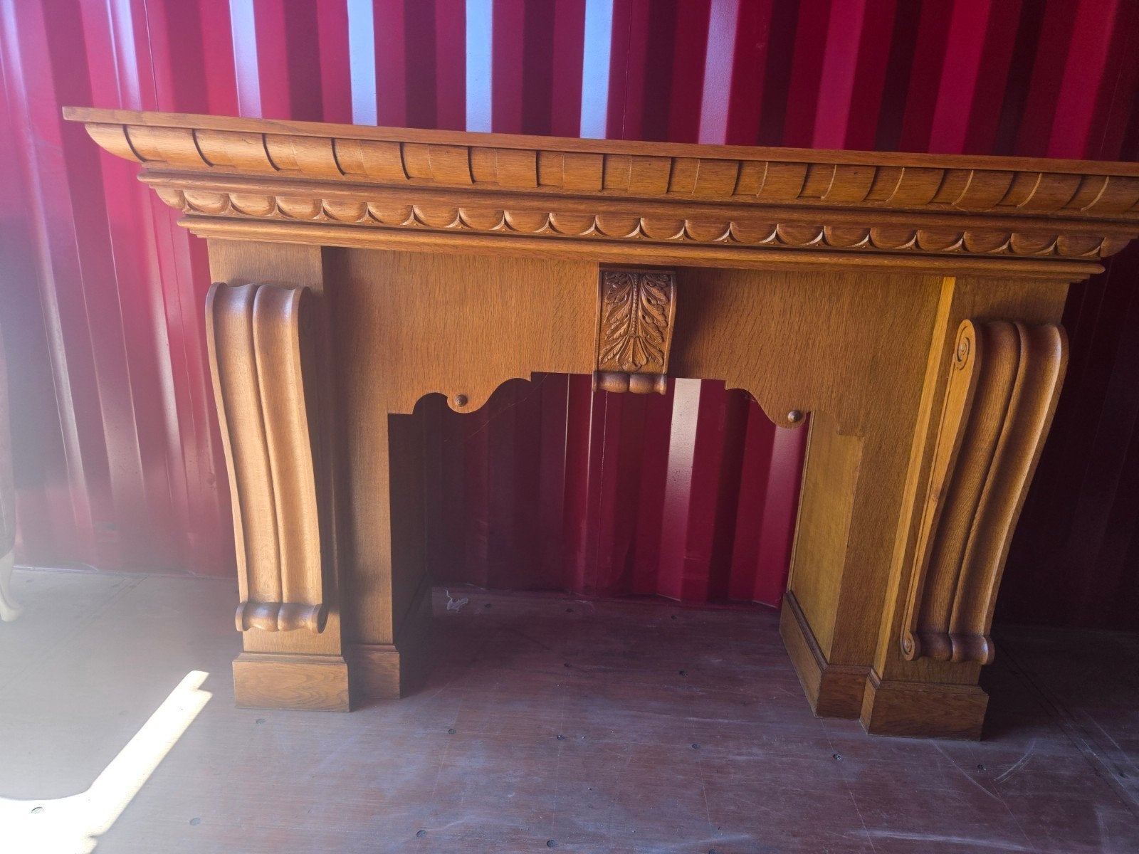 Antieke houten schouw met sierlijk houtsnijwerk, Ophalen of Verzenden