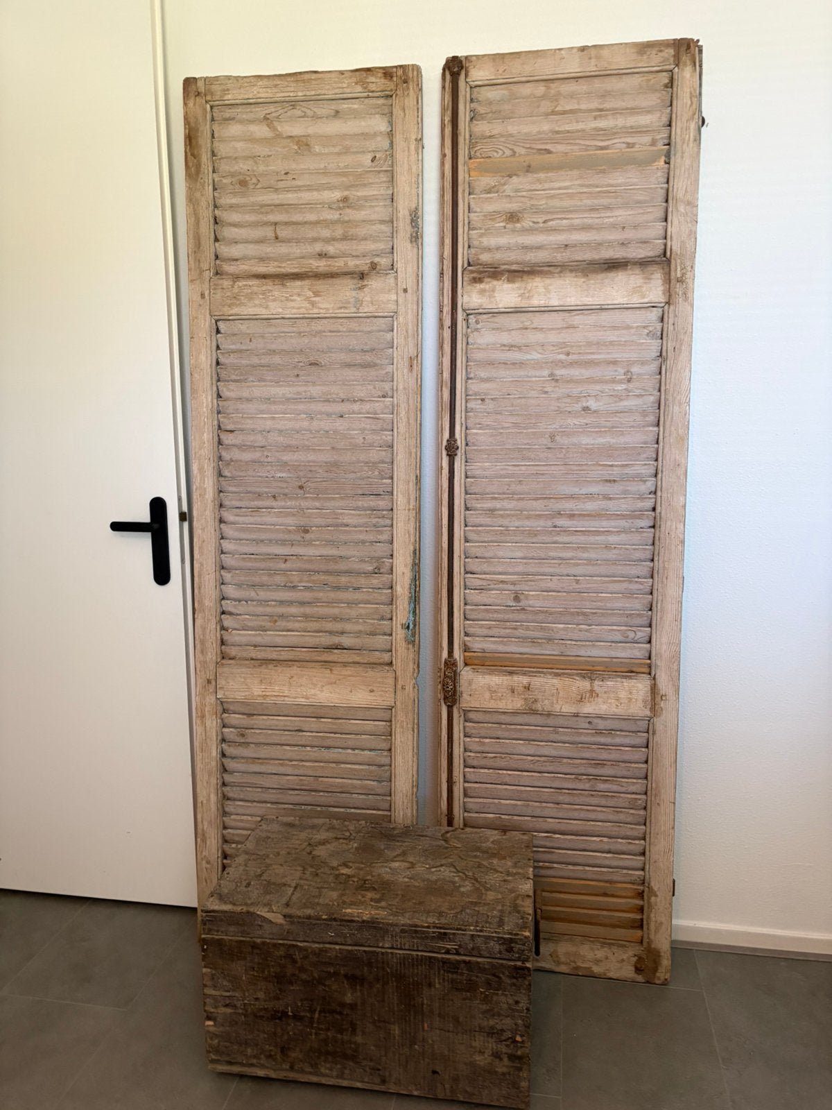 2 oude houten deuren/luiken, Huis en Inrichting, Ophalen, Gebruikt