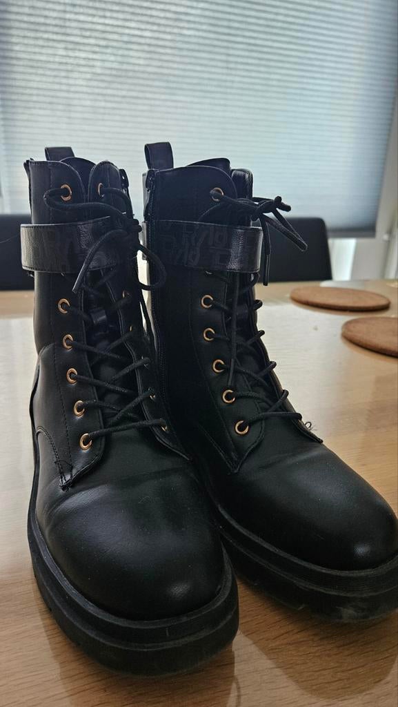Zwarte dames veterlaarzen maat 39 met gouden details, Kleding | Dames, Schoenen, Zwart, Lage of Enkellaarzen, Ophalen of Verzenden