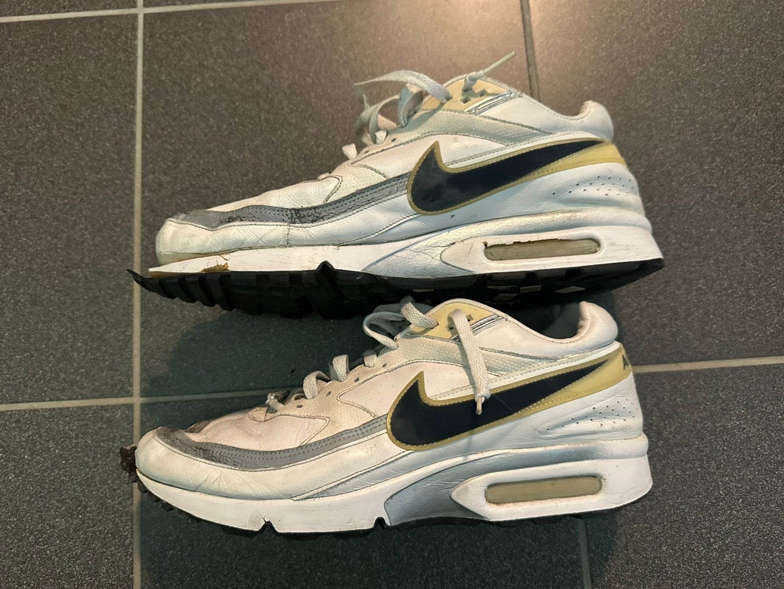Nike air max afgetrapt en versleten, Wit, Ophalen of Verzenden, Sneakers of Gympen, Gedragen