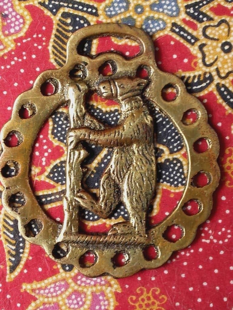Antiek kleppermannetje uit Engeland met staande beer 9,7 cm.