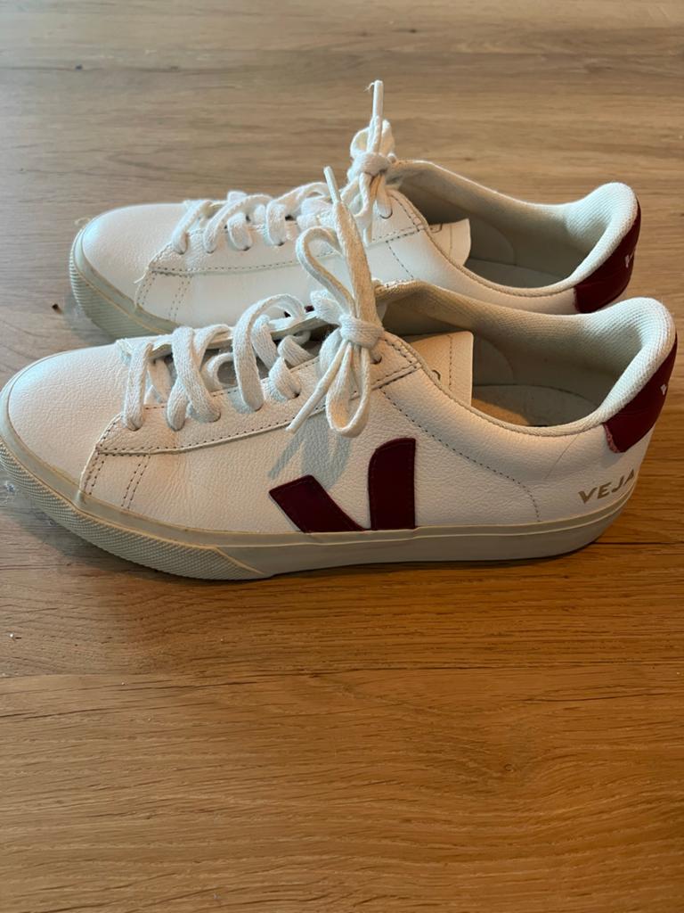 Veja Campo sneakers wit met bordeauxrood, Kleding | Dames, Schoenen, Ophalen of Verzenden, Zo goed als nieuw, Wit, Sneakers of Gympen