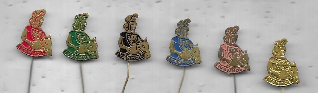 5 X IVANHOE TV SERIE UIT DE JAREN 60, de roze is weg., Verzamelen, Speldjes, Pins en Buttons, Ophalen of Verzenden, Gebruikt, Overige onderwerpen