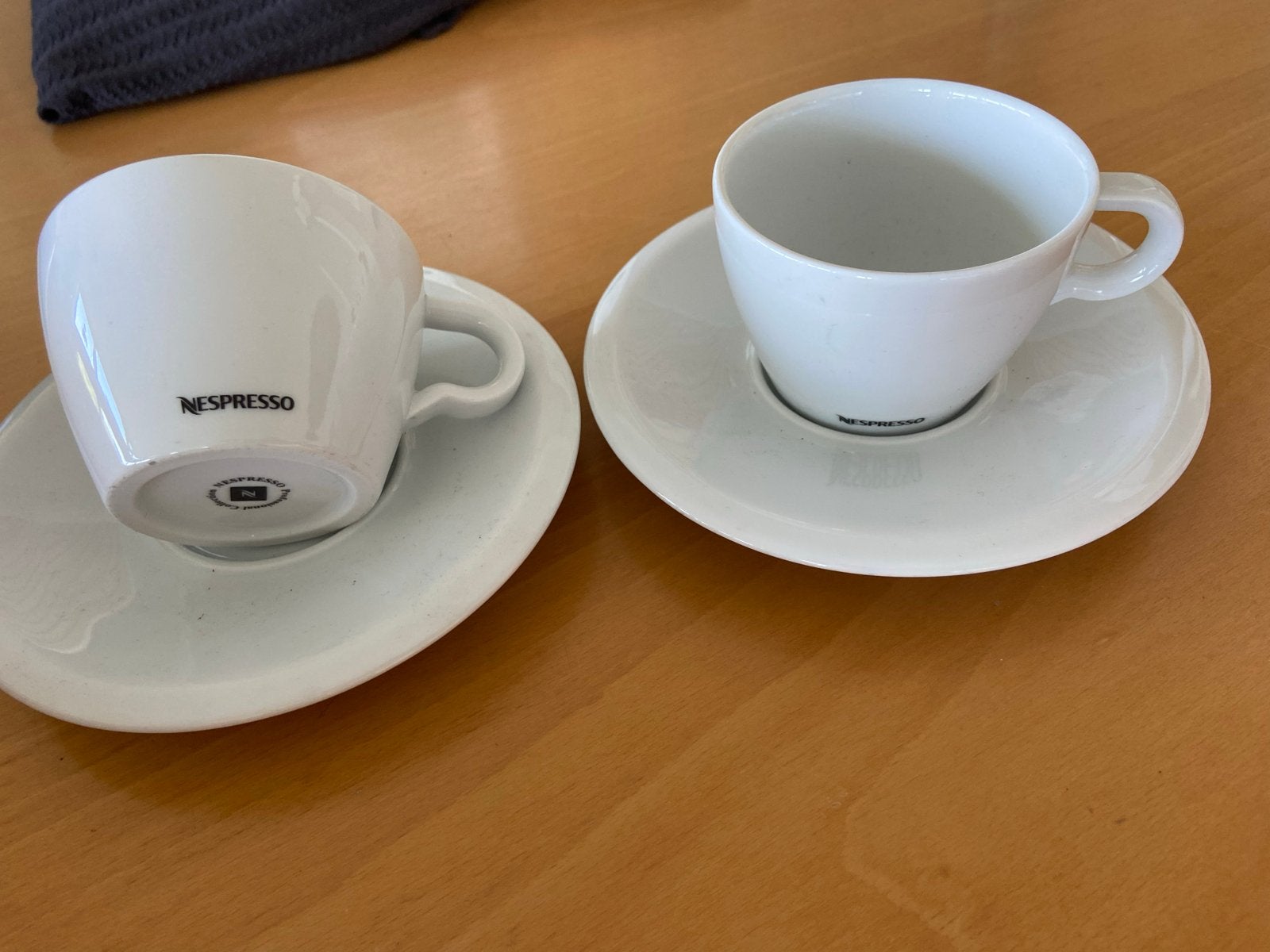 2 Vintage Nespresso Lungo kop en schotels met apart oor, Gebruikt, Overige merken, Keramiek, Vintage