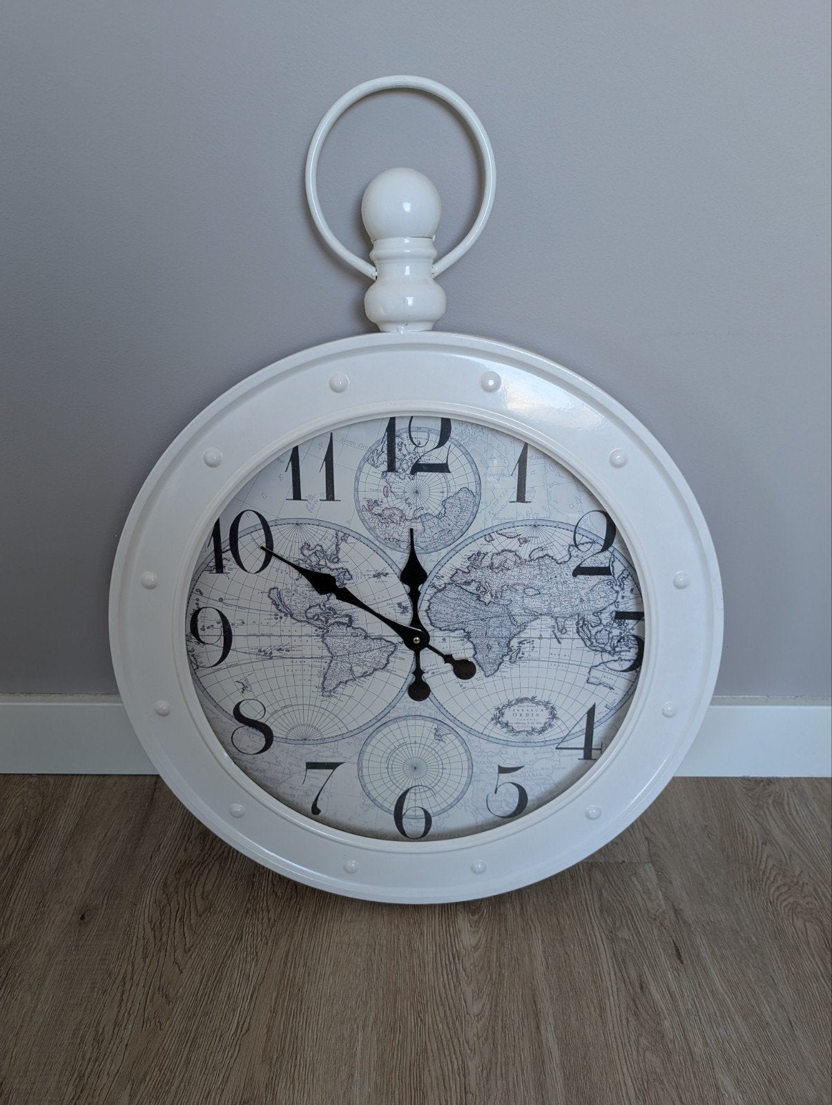 Grote witte wandklok in zakhorloge-stijl met wereldkaart, Ophalen