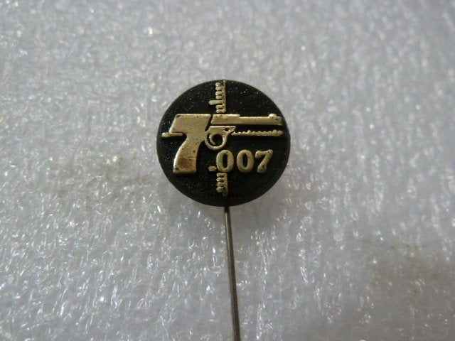 James Bond 007 Pistool Speldje Pin, Verzamelen, Ophalen of Verzenden, Gebruikt, Overige onderwerpen, Speldje of Pin
