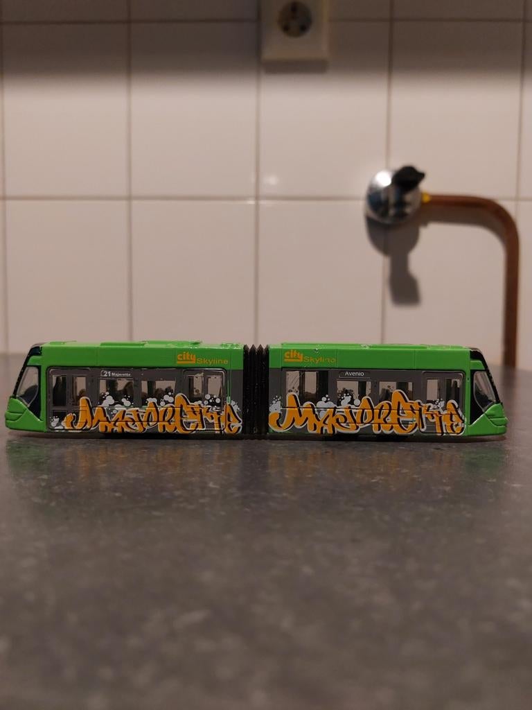 Majorette tram met graffiti - City Skyline, Overige merken, Gebruikt, 1:50 of kleiner, Overige typen