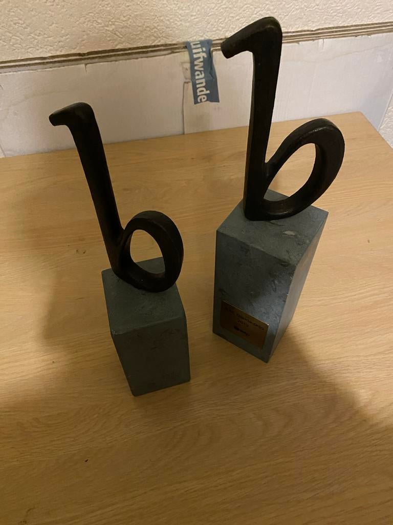 2x Zwaar bronzen 'b' op natuursteen sokkel - Uniek decor, Ophalen of Verzenden