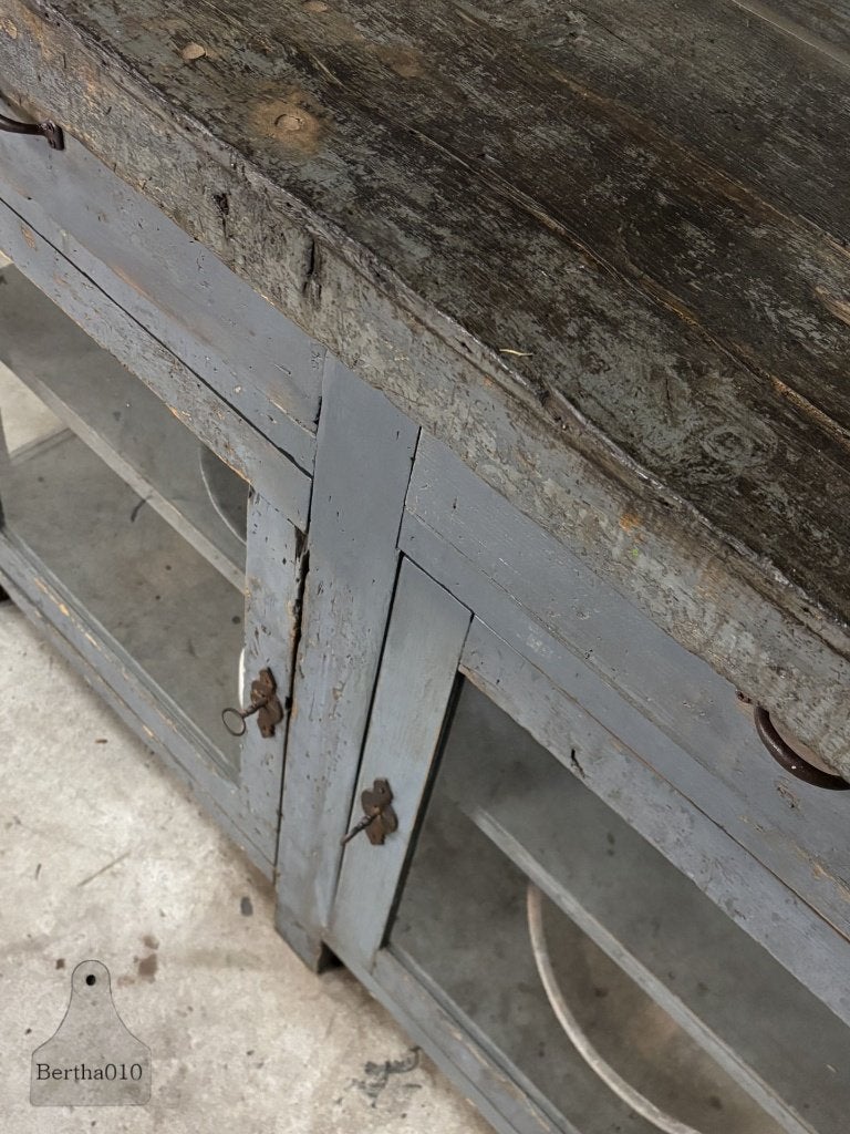 Oude werkbank uit naaiatelier glazen vitrine keukeneiland, Ophalen of Verzenden, Zo goed als nieuw, 120 tot 170 cm