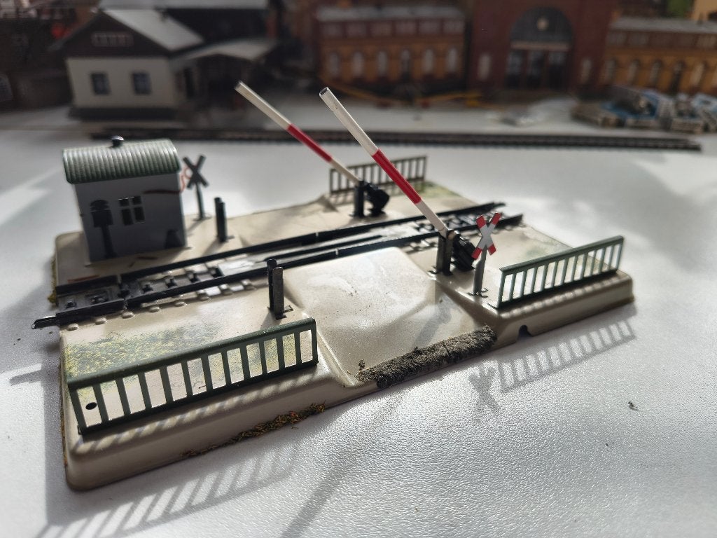 Märklin Spoorwegovergang met slagbomen en seinhuisje, Wisselstroom, Gebruikt, Brug, Tunnel of Gebouw, Ophalen of Verzenden
