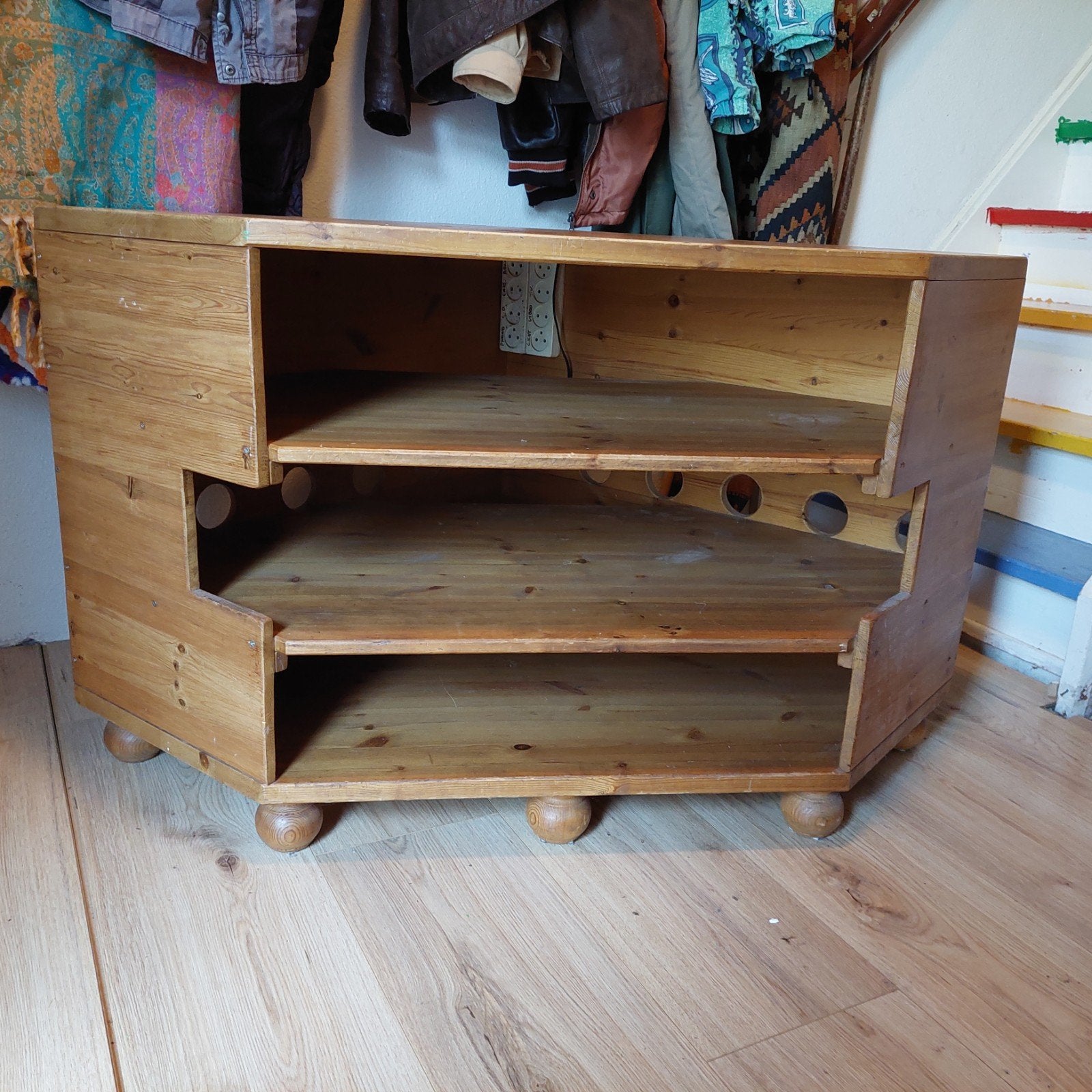 Gratis Ruime houten hoekkast met opbergruimte en planken, Ophalen, Gebruikt, 100 tot 150 cm, 75 cm of meer