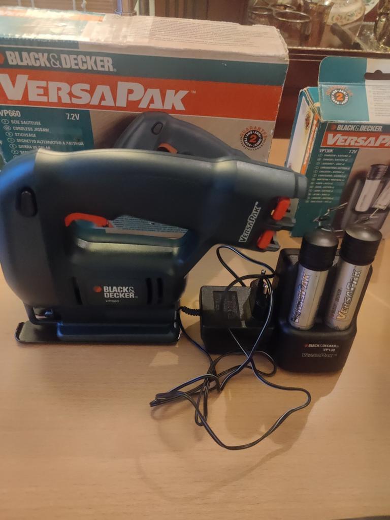 Black en Decker Decoupeerzaag met lader en 2 accu's, Doe-het-zelf en Verbouw, Gereedschap | Zaagmachines, Ophalen of Verzenden