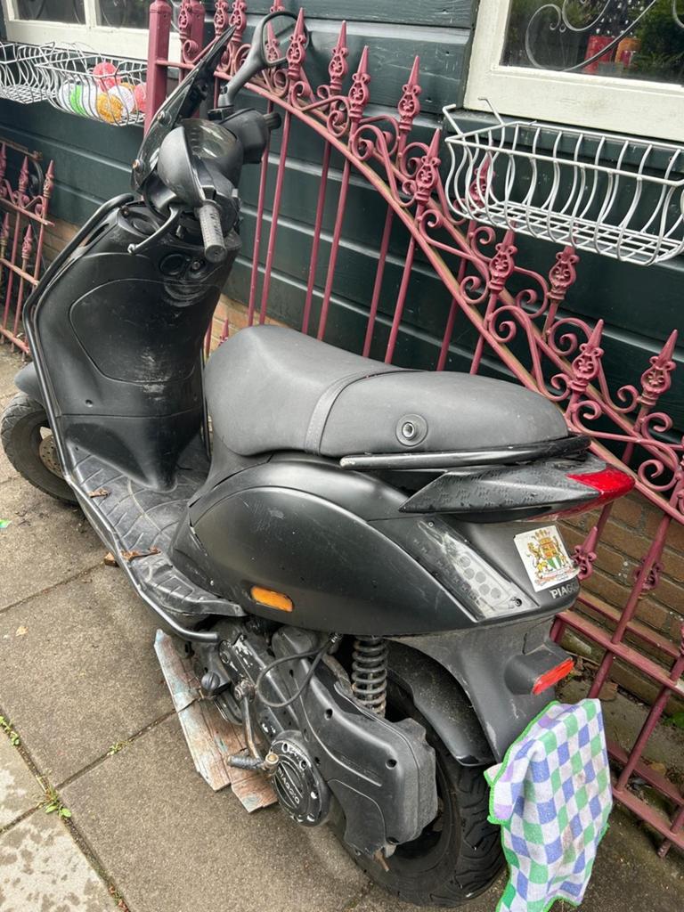 Te koop Piaggio Zip opknapper.   evt inruil brommer, Fietsen en Brommers, Scooters | Piaggio, Ophalen, Gebruikt, Benzine, Zip