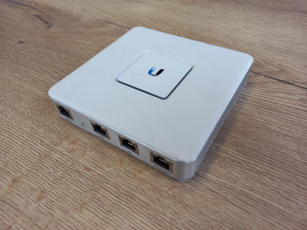Ubiquiti UniFi Security Gateway (USG) Router + Firewall, Computers en Software, Routers en Modems, Ophalen of Verzenden, Gebruikt