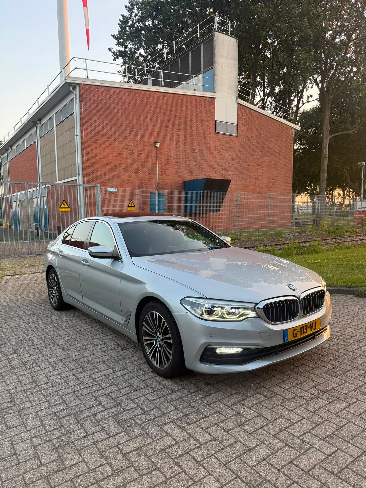 BMW 5-Serie 520d 190pk Aut. 2019 Grijs, Auto's, BMW, Automaat, Achterwielaandrijving, 1995 cc, Zwart