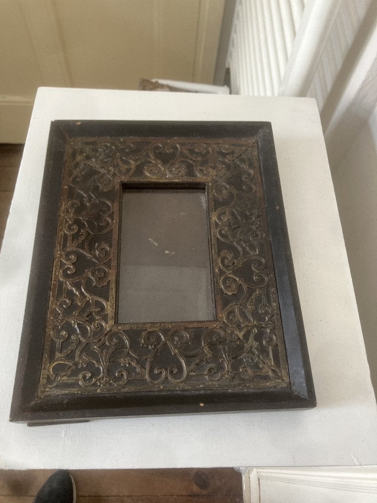Antiek-stijl houten fotolijst met een filigraan-reliëf., Ophalen of Verzenden, Gebruikt