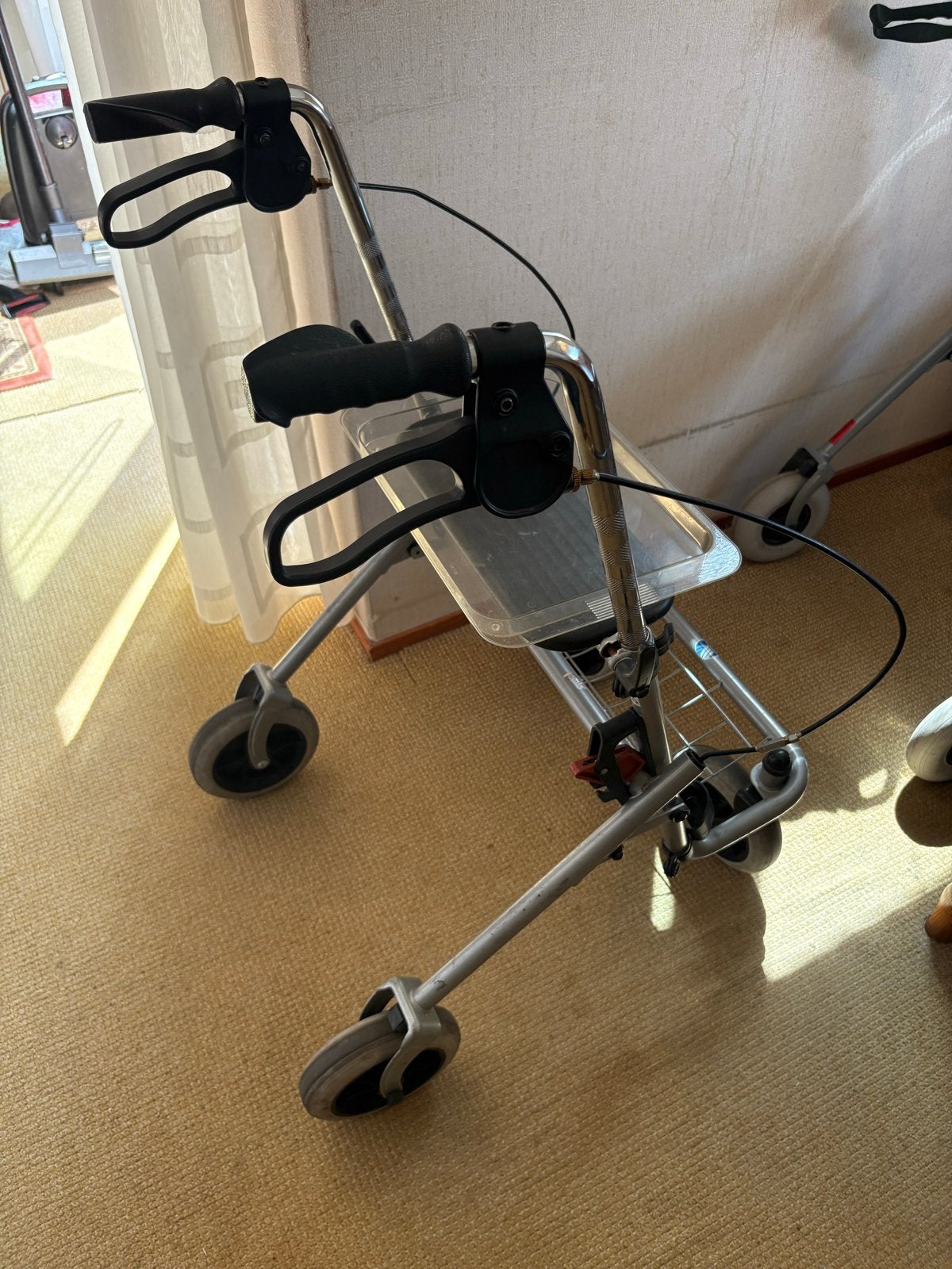 Twee identieke rollators, Ophalen