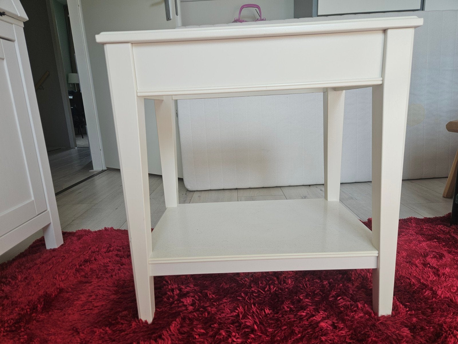 Foto 2 van Witte bijzettafel met glazen blad - 57x40x60cm
