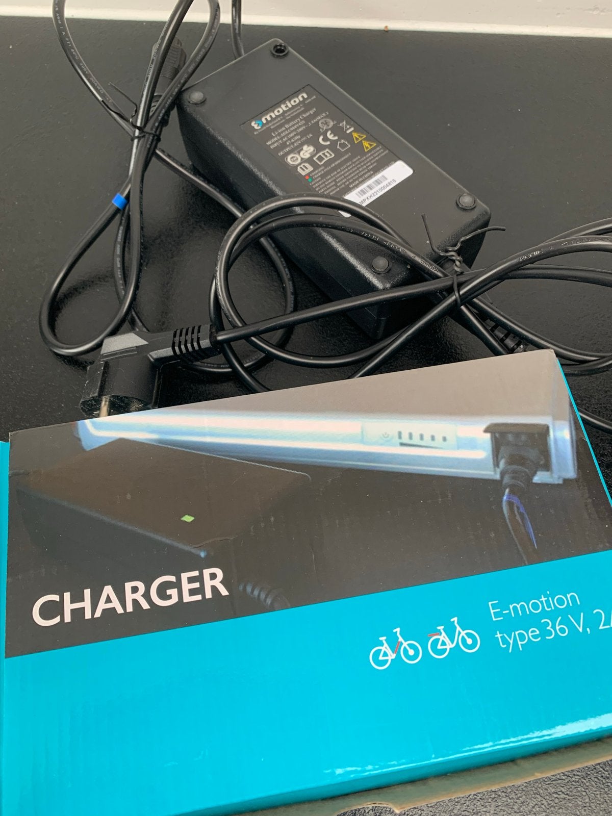 E-motion E-bike accu Oplader 36V, 2A.Batavus,Cortina, Sparta, Fietsen en Brommers, Fietsaccessoires | Fietsaccu's, Ophalen of Verzenden