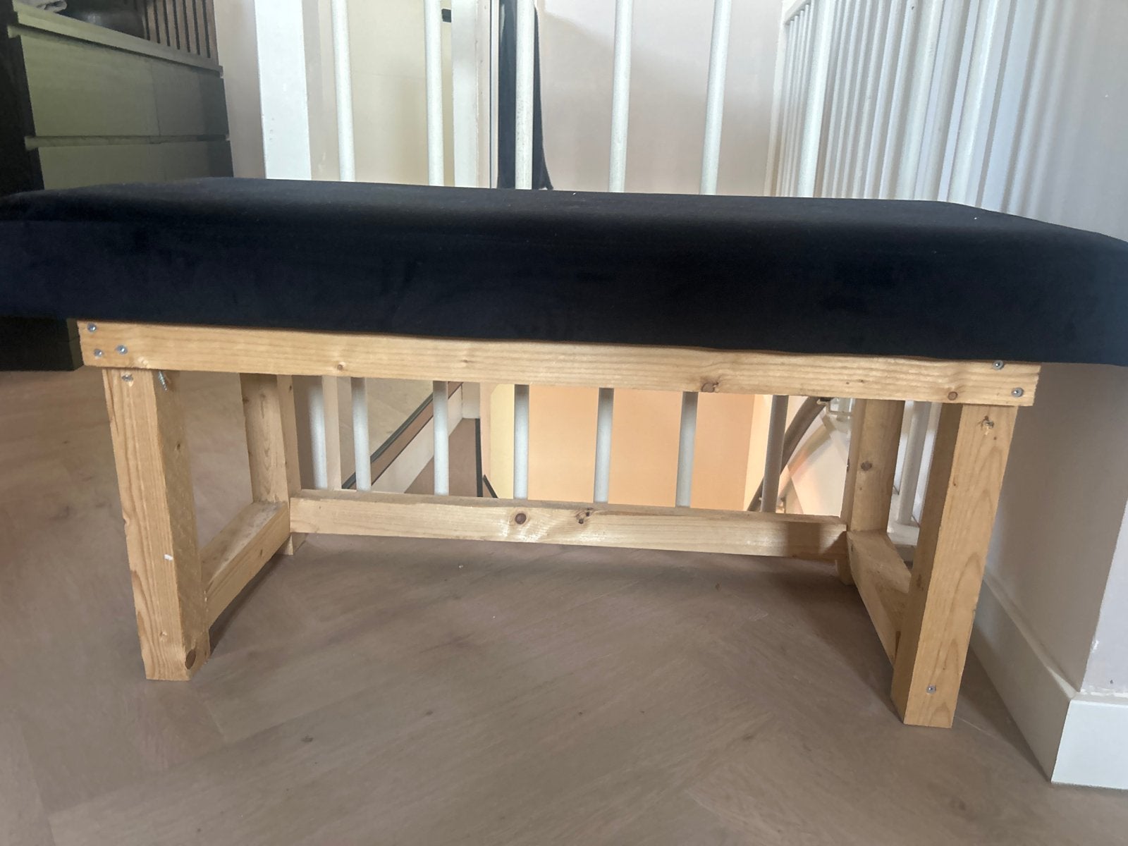 Zwart fluwelen bankje met houten onderstel, Ophalen, Gebruikt, Zwart, Eén