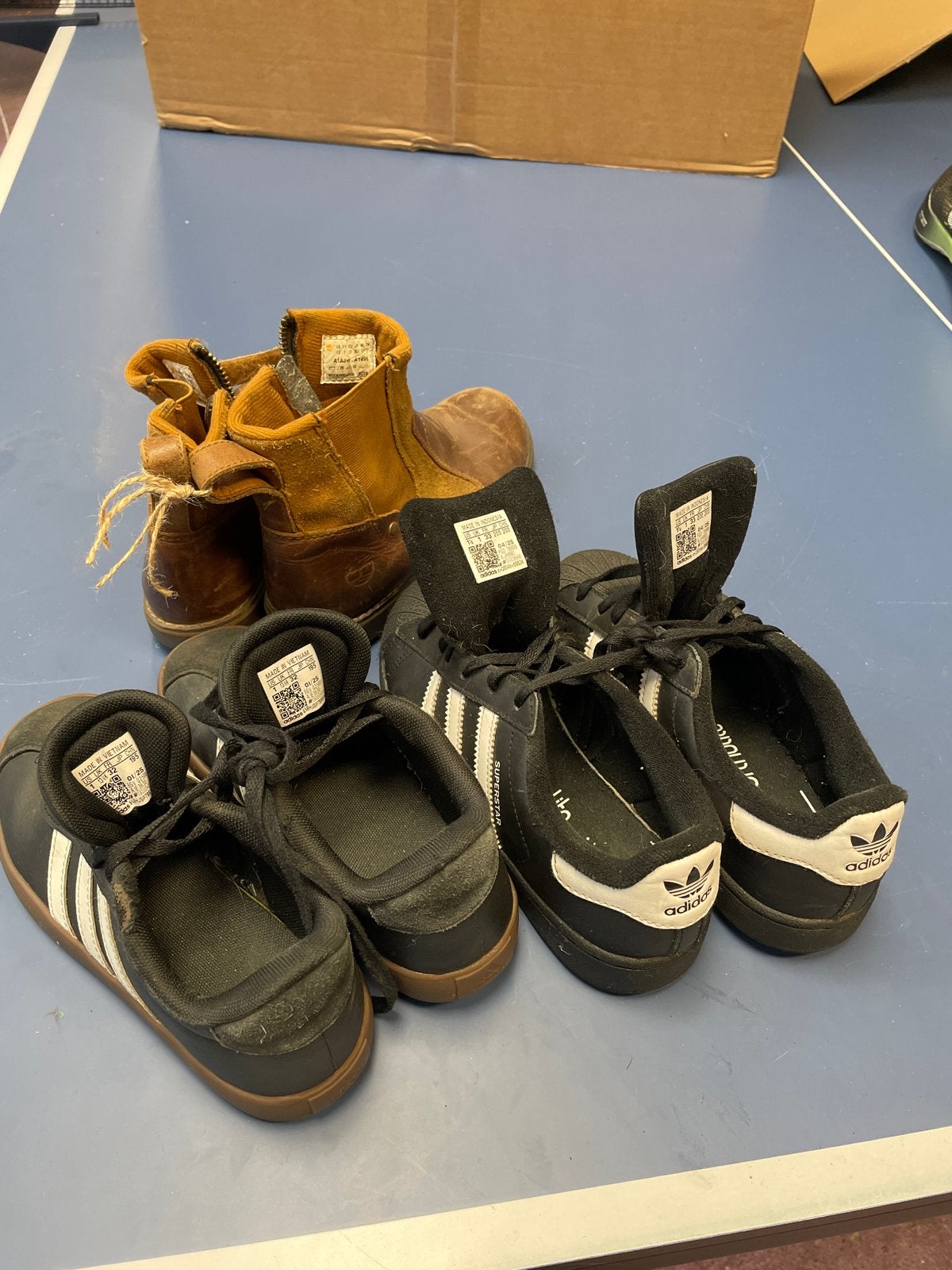 Kinder schoenenpakket: Adidas sneakers en Timberland laarzen, Gebruikt, Sportschoenen, Ophalen of Verzenden, Jongen