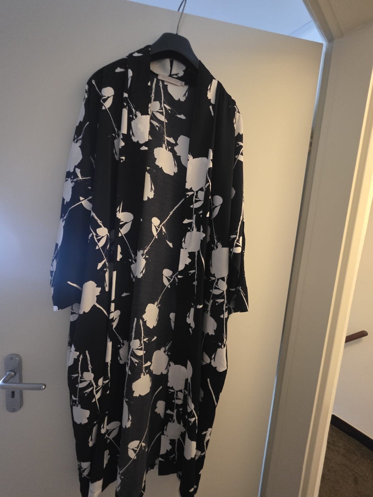 Voyelles Kimono Zwart/Wit Bloemenprint Maat M/L, Zwart, Maat 42/44 (L), Nieuw, Ophalen of Verzenden