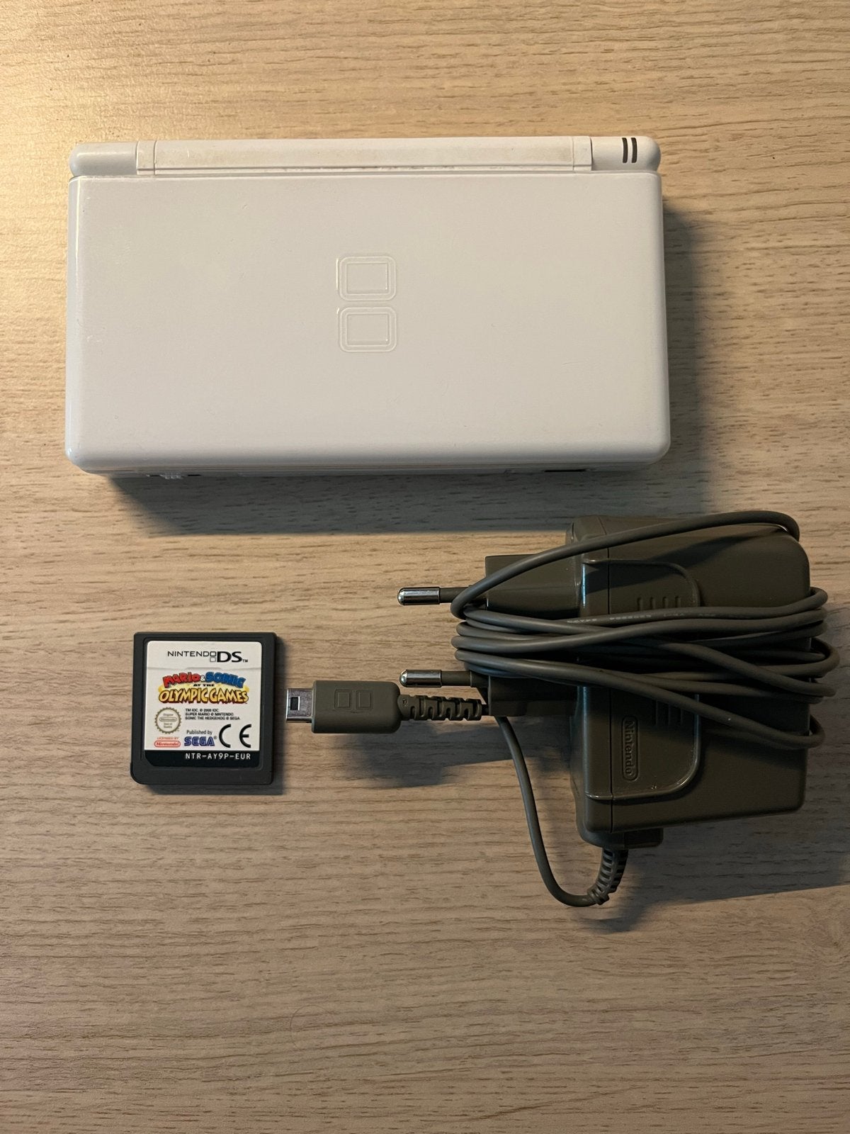 Nintendo DS Lite Wit met oplader en Mario & Sonic Game, Spelcomputers en Games, Spelcomputers | Nintendo DS, Wit, Ophalen of Verzenden