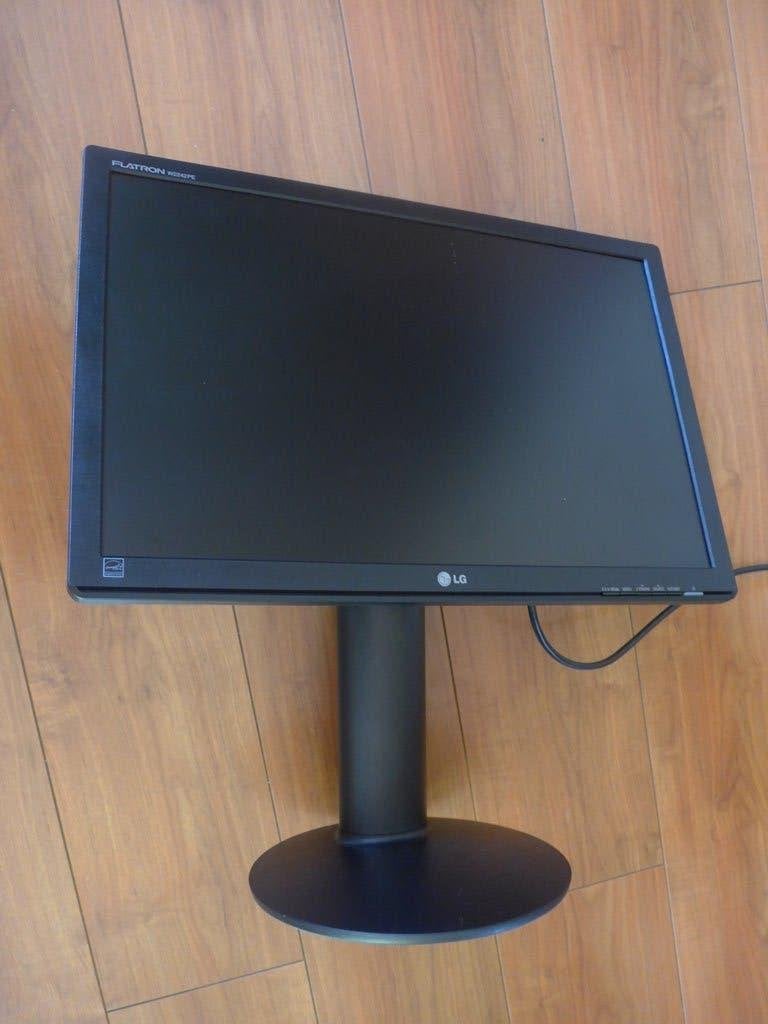 LG Flatron Monitor W2242PE, Computers en Software, Monitoren, Gebruikt, 101 t/m 150 Hz, VGA, In hoogte verstelbaar, Kantelbaar
