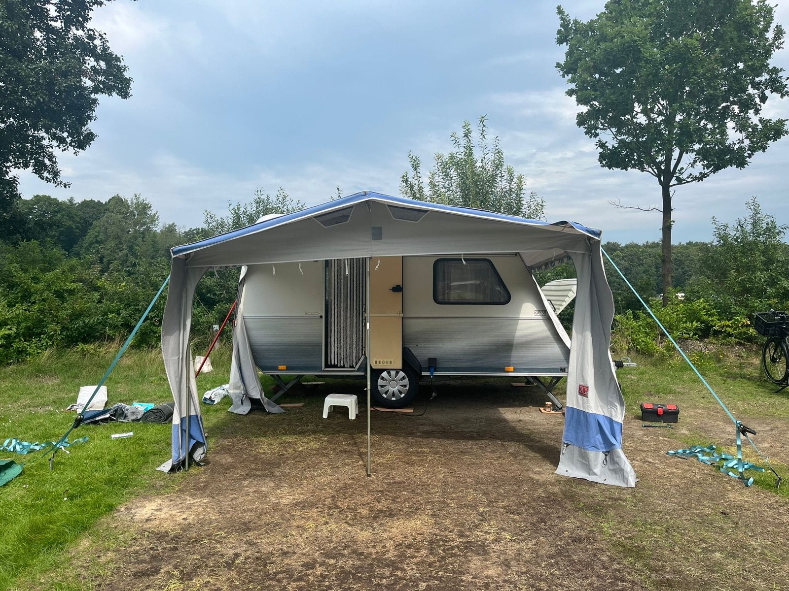 Kip 38 Caravan met voortent en luifel, Caravans en Kamperen, Kip, Omvormbare zithoek, Treinzit, Tot en met 3