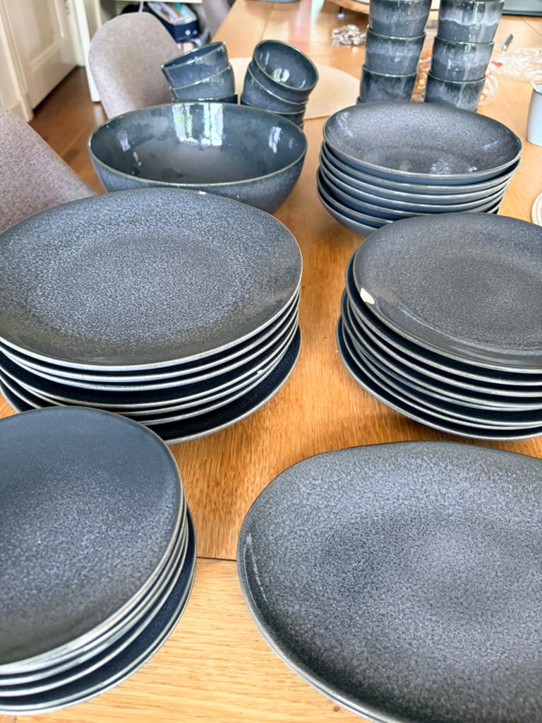 Hema 8 persoons servies porto zwart, Ophalen of Verzenden, Aardewerk, Overige stijlen, Bord(en)