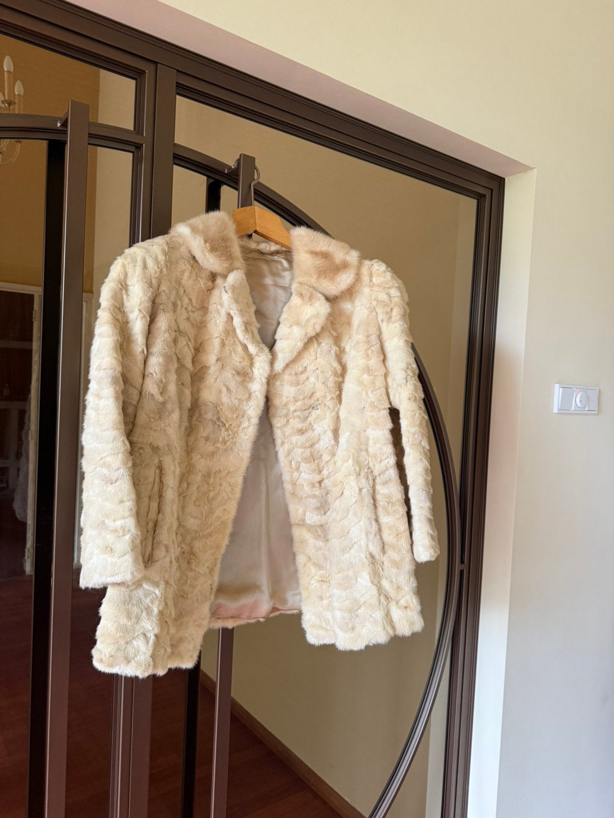 Prachtige nertsenbontjas uit de jaren 50/60 echt bont, Ophalen of Verzenden, Zo goed als nieuw, Maat 38/40 (M), Beige