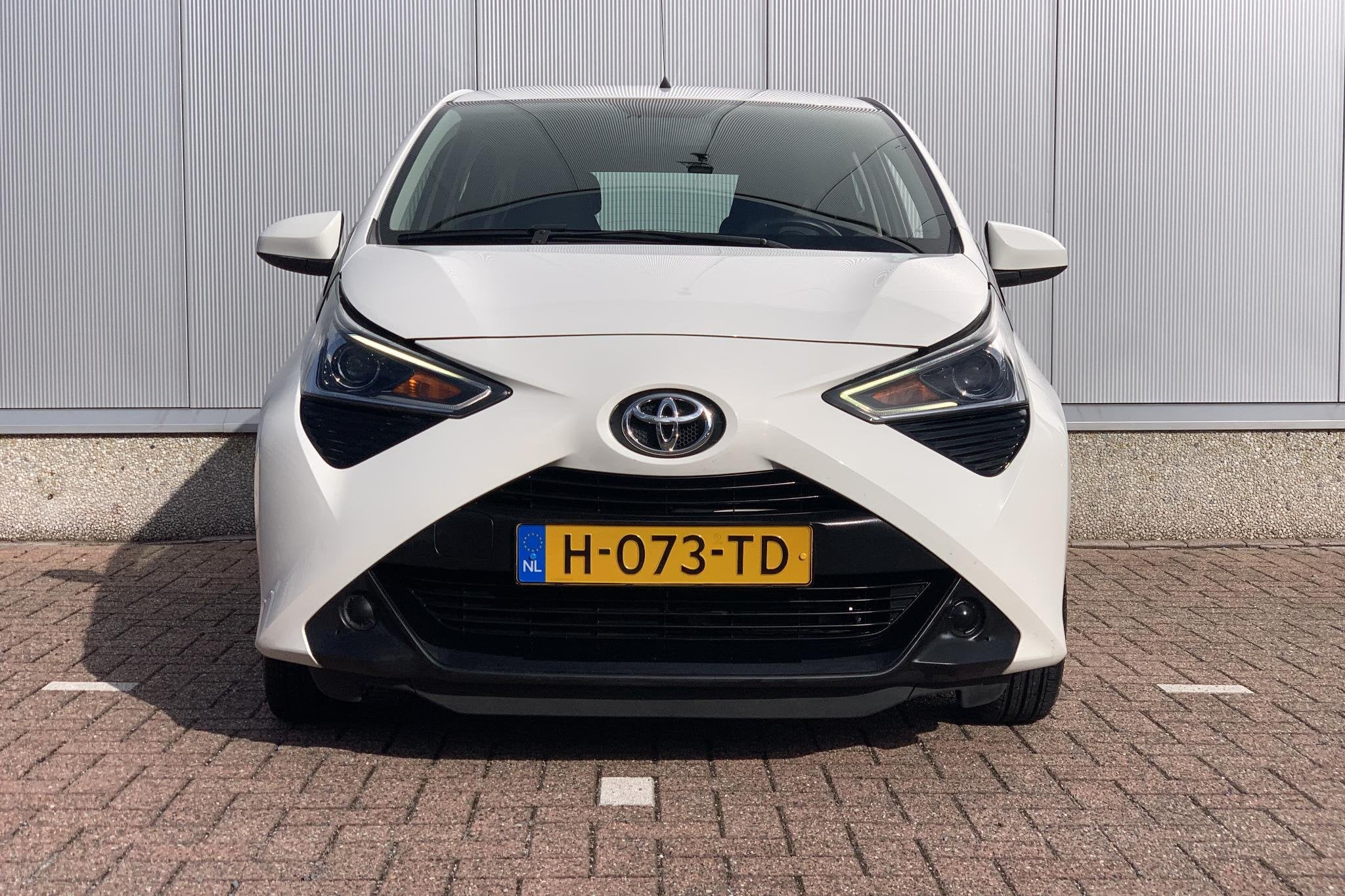 Toyota Aygo 1.0 VVT-i x-play / Camera / Bluetooth / DAB /, Voorwielaandrijving, Stof, Gebruikt, Euro 6
