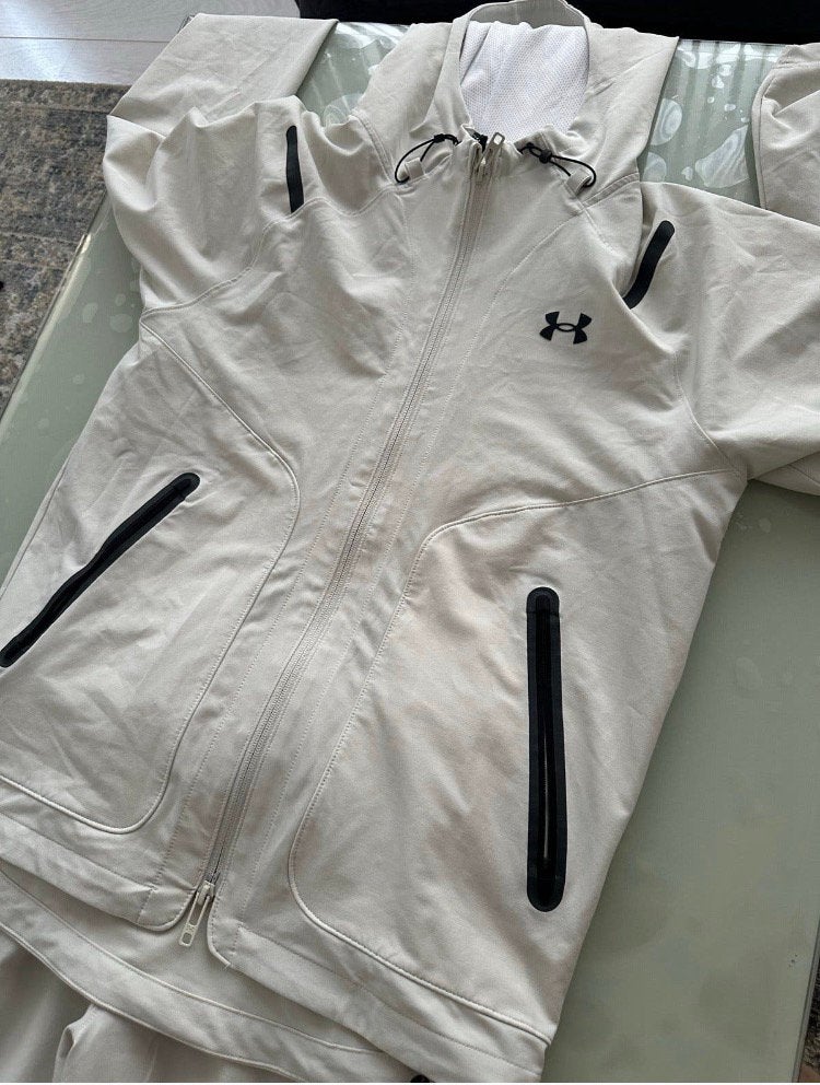 Orgineel under Armour pak nieuw 2x gedragen, Ophalen of Verzenden, Zo goed als nieuw, Maat 46 (S) of kleiner, Pak