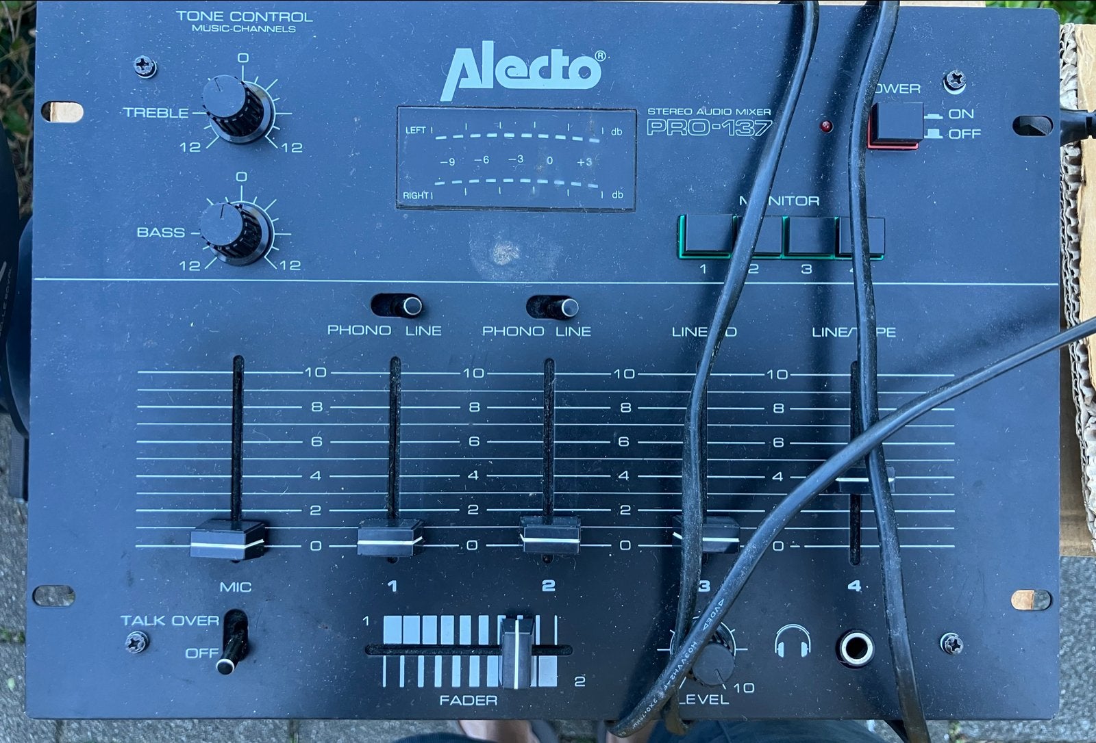 Alecto PRO-137 Stereo Mengpaneel - DJ Mixer, Ophalen of Verzenden, Gebruikt, Minder dan 5 kanalen, Microfooningang