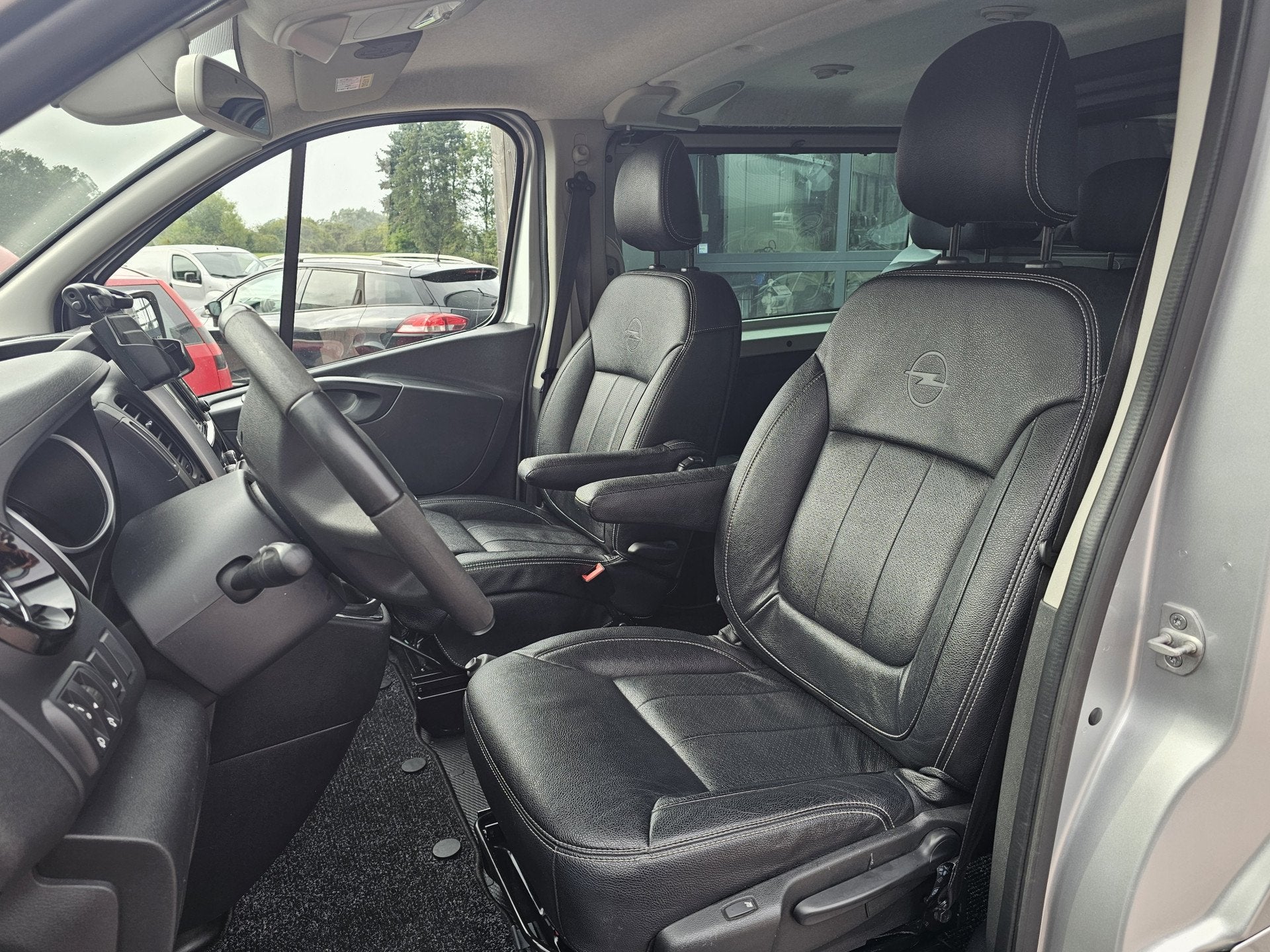 Opel Vivaro 1.6 CDTI L2H1 DC Sport EcoFlex Innovation | Schu, Auto's, Bestelauto's, Voorwielaandrijving, 145 pk, Gebruikt, Lichtsensor