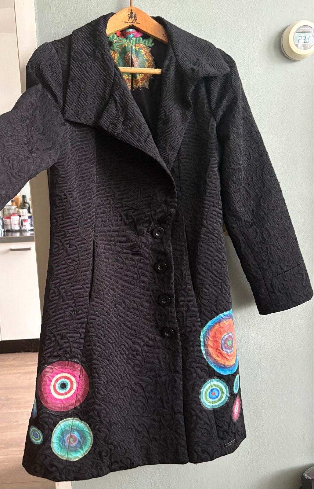 Desigual Zwarte Jas met Kleurrijke Cirkels Maat 44, Ophalen of Verzenden, Zo goed als nieuw, Maat 42/44 (L), Zwart