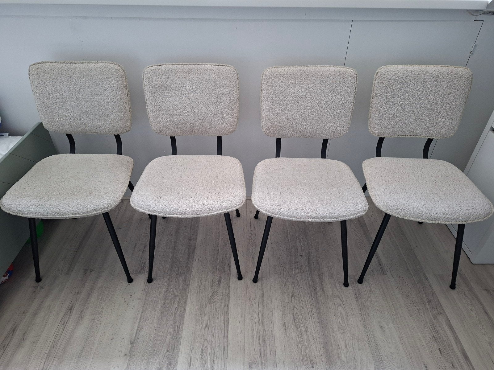 4x Kwantum Assari Eetkamerstoelen in Teddy Stof, Ophalen, Gebruikt, Overige kleuren, Modern, Scandinavisch